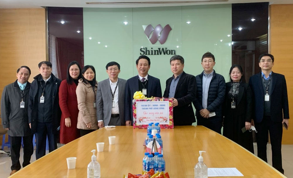  Lãnh đạo T.P Sông Công tặng quà đầu Xuân cho cán bộ, người lao động Công ty TNHH Shinwon Ebenezer Hà Nội.