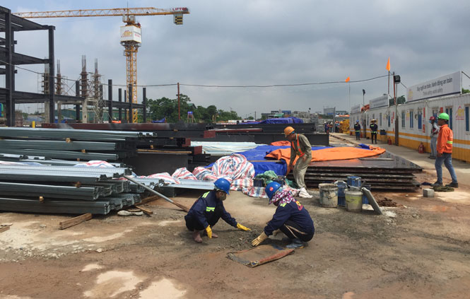  Các nhà thầu đang tập trung nhân lực thi công Siêu thị GO để bàn giao cho chủ đầu tư trong tháng 12/2020.