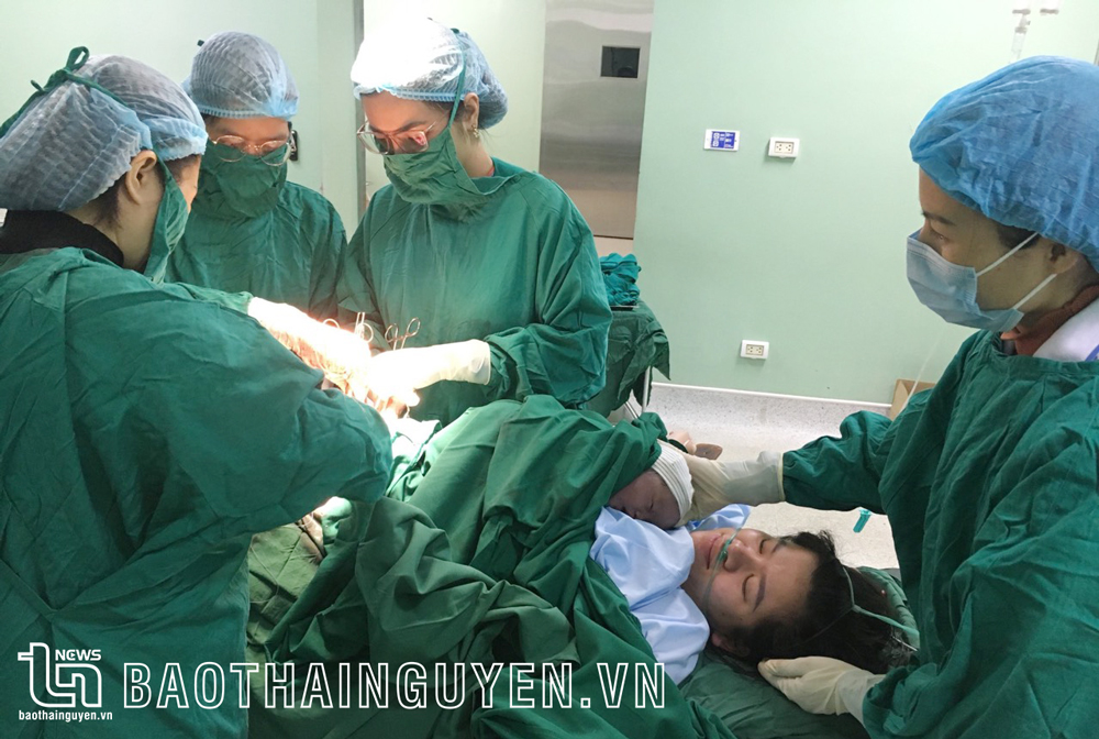  Các y, bác sĩ Bệnh viện Trung ương Thái Nguyên phẫu thuật lấy thai nhi cho sản phụ.