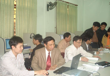 Latilde;nh đạo Sở TNamp;MT trả lời cacirc;u hỏi của doanh nghiệp gửi đến tại một buổi giao lưu trực tuyến