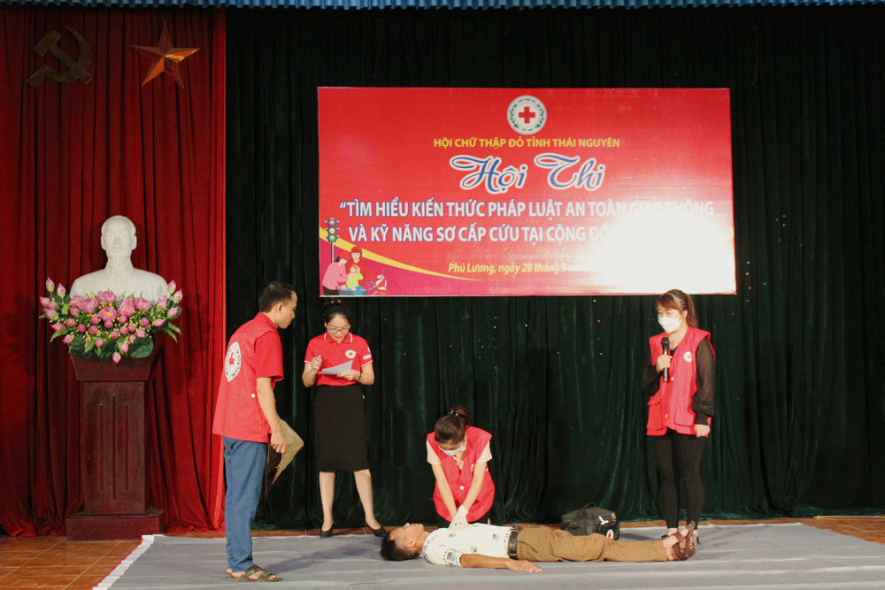  Đội thi thị trấn Đu, xã Phủ Lý, Động Đạt tham gia phần thi thực hành kỹ năng sơ cứu các vết thương hở, gãy xương.