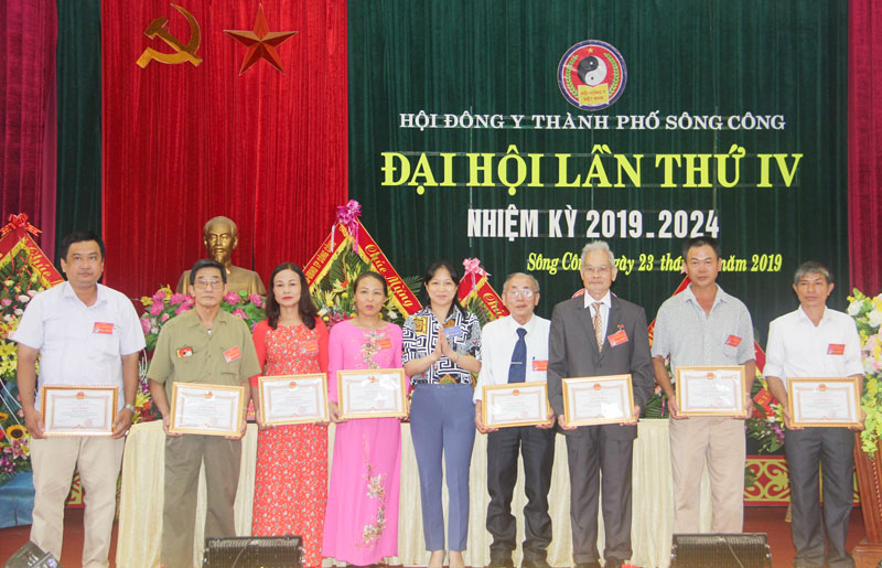  T.P Sông Công khen thưởng các tập thể, cá nhân có thành tích trong hoạt động của Hội nhiệm kỳ qua.