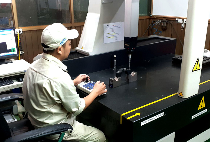  Công nhân Công ty TNHH Một thành viên Diesel Sông Công kiểm tra chặt chẽ chất lượng sản phẩm phụ tùng xe máy.