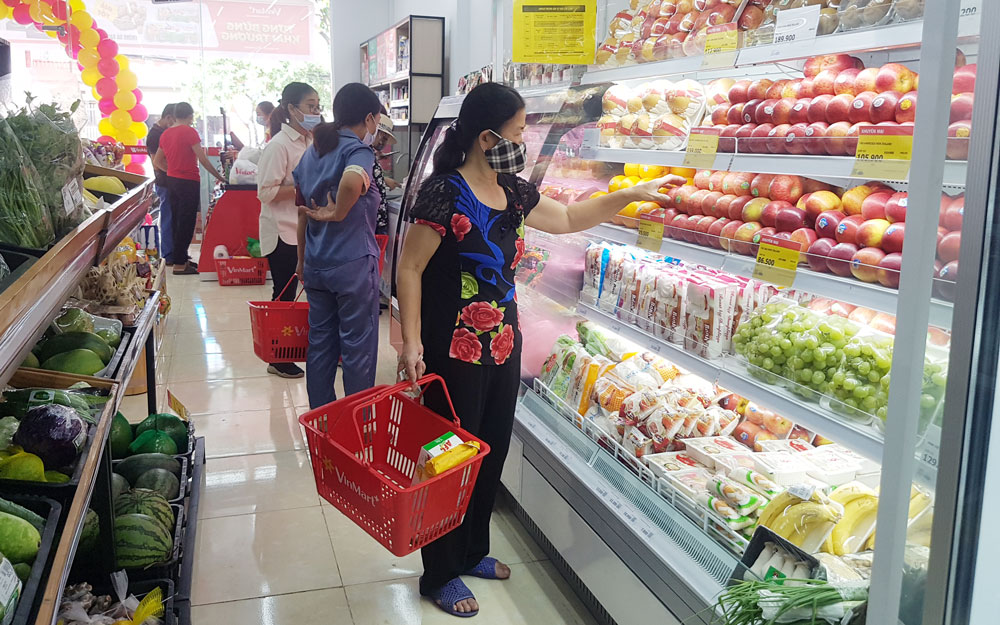  Người dân mua sắm hàng hóa tại Siêu thị Vinmart Sông Công, thuộc phường Thắng Lợi (T.P Sông Công).