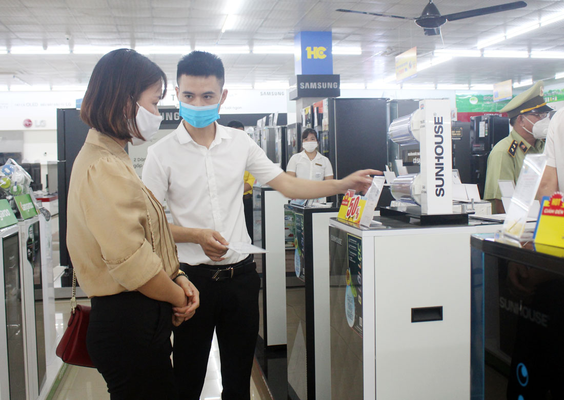   Trong 6 tháng đầu năm, tổng mức bán lẻ hàng hóa trên địa bàn T.P Sông Công đạt trên 1.000 tỷ đồng, tăng 14% so với cùng kỳ. Trong ảnh: Hoạt động kinh doanh tại Siêu thị điện máy HC, tại phường Bách Quang.