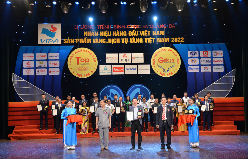 Đại diện Masan High -Tech nhận giải thưởng.