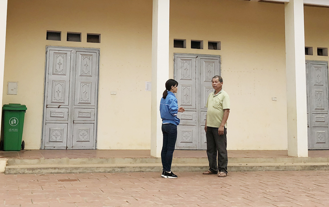   Ông Âu Văn Bình, Bí thư Chi bộ xóm Gốc Cọ đang trao đổi công việc với cán bộ xã.