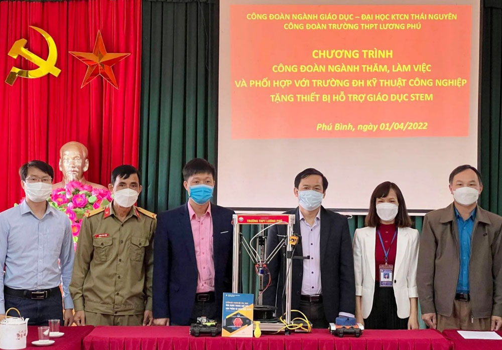 Lãnh đạo Công đoàn ngành Giáo dục, Trường Đại học  Kỹ thuật Công nghiệp Thái Nguyên tặng thiết bị hỗ trợ giáo dục STEM cho Trường THPT Lương Phú.