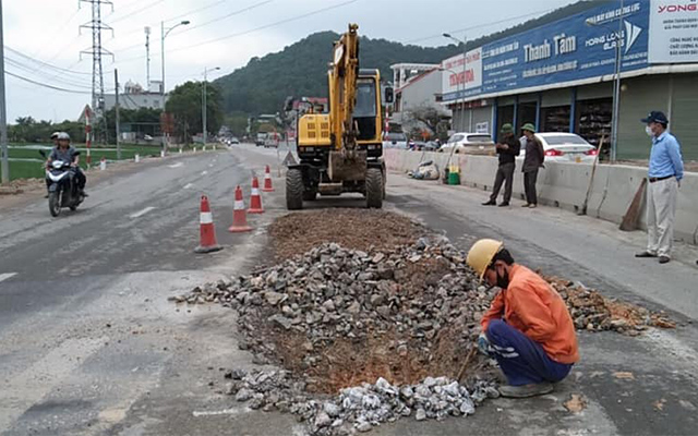  Đơn vị thi công sửa chữa hư hỏng mặt đường trên quốc lộ 1, đoạn qua địa phận tỉnh Thanh Hóa. (Ảnh: Tổng cục Đường bộ Việt Nam)