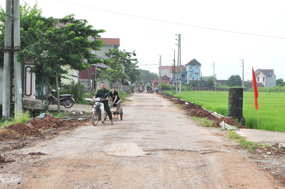  Tuyến đường liên xã Thanh Ninh - Hoàng Thanh đang được nâng cấp, sửa chữa.