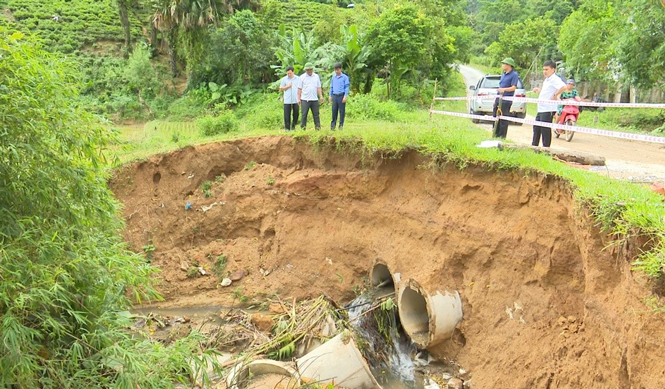   Lãnh đạo UBND huyện Định Hóa kiểm tra điểm sạt lở tại xóm Khuôn Tát, xã Phú Đình.