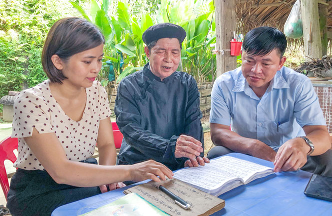  Nghệ nhân dân gian Lường Phúc Thắng, thôn Khau Lang, xã Tân Thịnh (người ngồi giữa) trao đổi với cán bộ văn hóa xã những tài liệu về điệu múa Tắc xình của dân tộc Sán Chay ở Định Hóa.