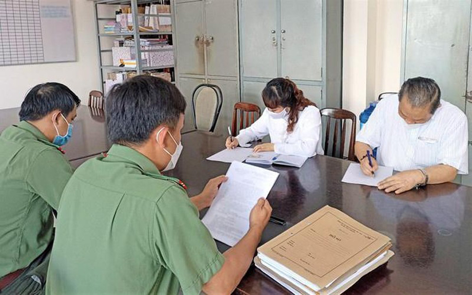  Hai đối tượng Nguyễn Thị Thương và Nguyễn Chu Truyền làm việc với cơ quan công an.