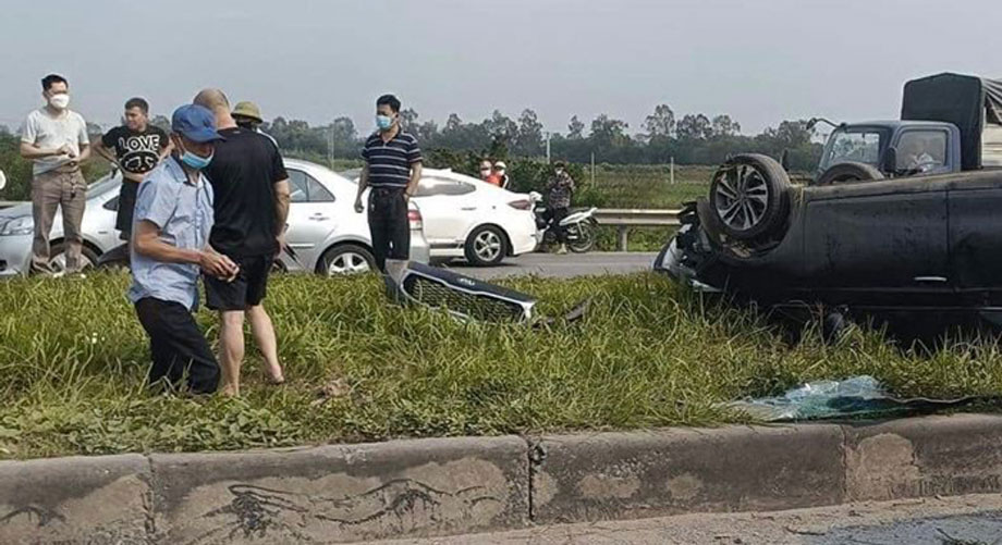  Tai nạn dưới chân cầu Phù Đổng, huyện Gia Lâm chiều 10-4, không thiệt hại về người.