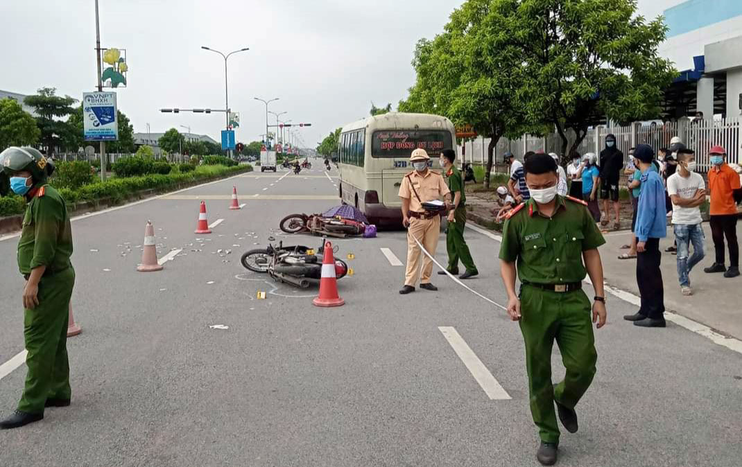  Công an huyện Phú Bình có mặt tại hiện trường để điều tiết, phân luồng giao thông và điều tra, làm rõ nguyên nhân vụ tai nạn.