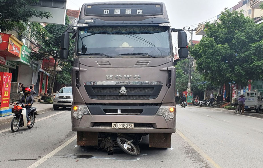  Hiện trường một tai nạn giao thông xảy ra trên đường Cách mạng Tháng Tám (T.P Thái Nguyên) làm 1 người chết.  