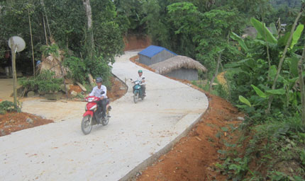  Tuyến đường xóm Mấu, xã Phượng Tiến đã hoàn thành được khoảng 2/3 khối lượng công việc, bước đầu giúp người dân thuận lợi trong sản xuất và sinh hoạt.