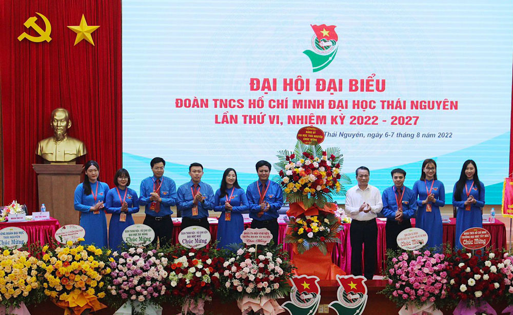 GS.TS Phạm Hồng Quang, Bí thư Đảng uỷ, Chủ tịch Hội đồng Đại học Thái Nguyên chúc mừng Đại hội.