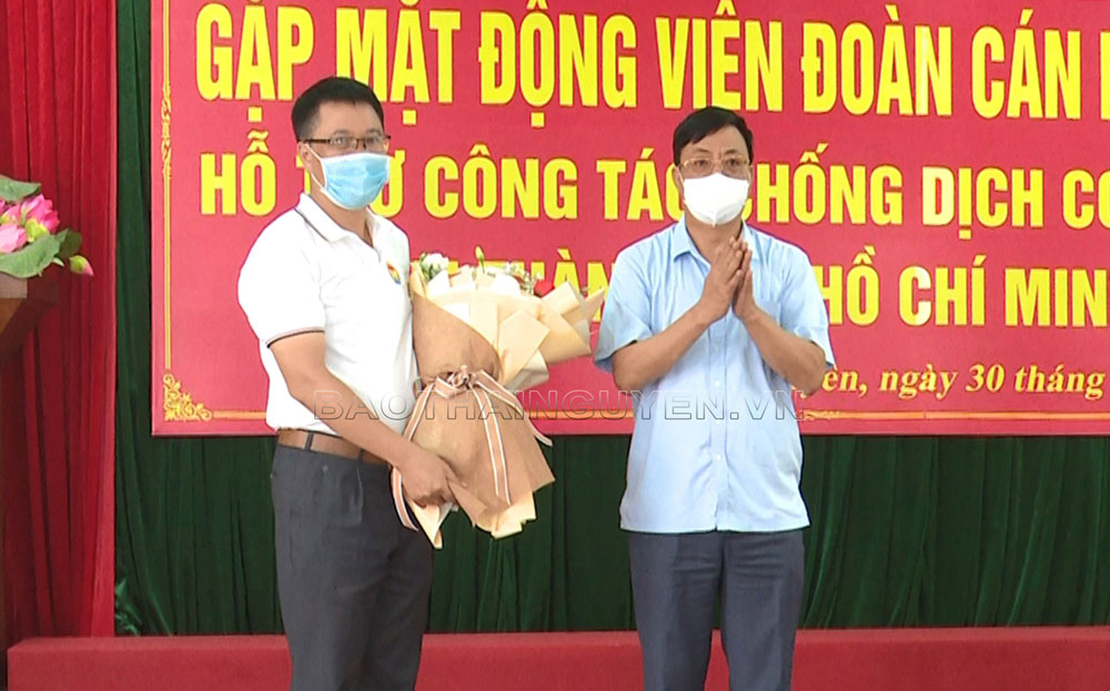   Đồng chí Đặng Xuân Trường, Ủy viên Ban Thường vụ Tỉnh ủy, Phó Chủ tịch Thường trực UBND tỉnh tặng hoa Đoàn tình nguyện trước khi lên đường vào T.P Hồ Chí Minh hỗ trợ chống dịch COVID-19.