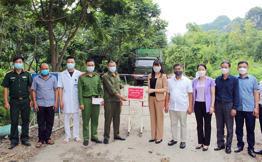  Các đồng chí lãnh đạo huyện Võ Nhai tặng quà chốt kiểm soát liên ngành phòng, chống dịch COVID-19 trên tuyến ĐT265, tại xóm Phố, xã Bình Long.