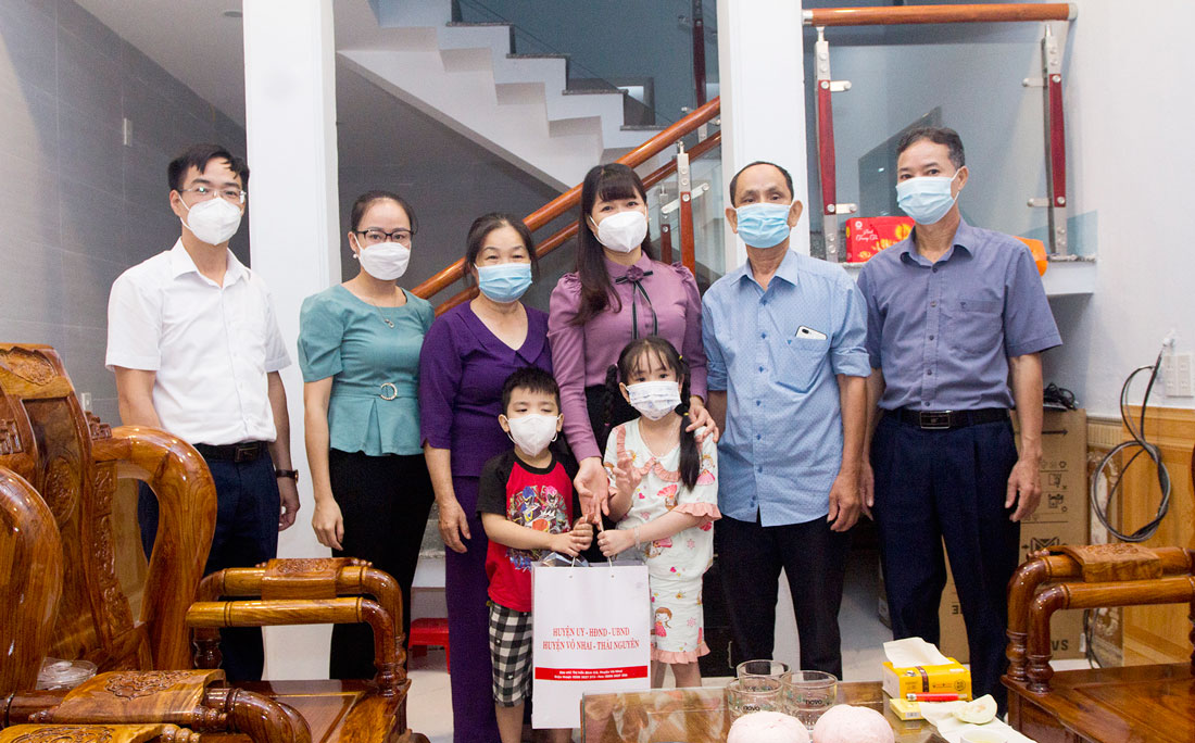  Đồng chí Hà Thị Bích Hồng, Bí thư Huyện ủy Võ Nhai và các thành viên đoàn ông tác của huyện đến thăm, tặng quà gia đình dược sĩ Vương Minh Đông, ở tổ 31, phường Hoàng Văn Thụ (T.P Thái Nguyên).