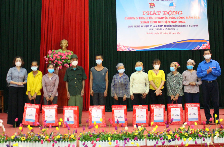  Tặng quà cho gia đình chính sách, hộ nghèo trên địa bàn.