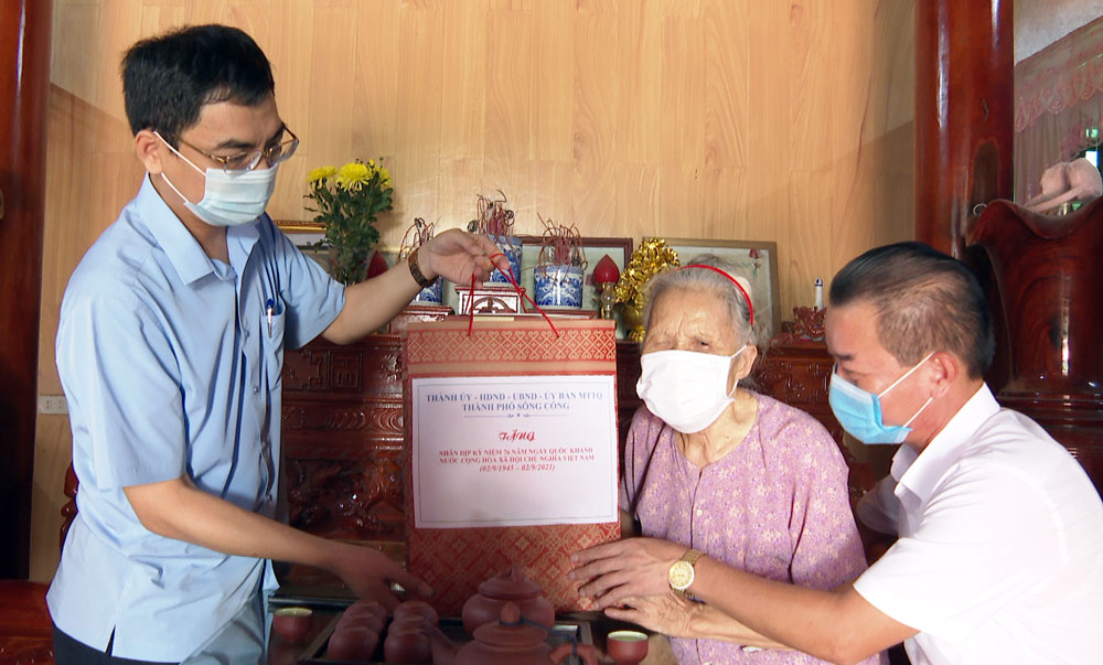  Đại diện lãnh đạo T.P Sông Công tặng quà Mẹ Việt Nam Anh hùng Phạm Thị Nhì, ở xóm Bá Vân 4, xã Bình Sơn.
