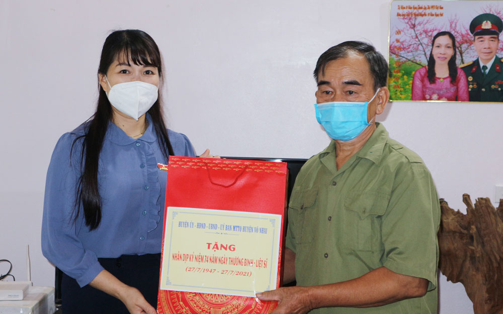  Mỗi năm, huyện Võ Nhai chi trên 16 tỷ đồng thực hiện chế độ ưu đãi đối với người có công qua các hoạt động hỗ trợ: trợ cấp hàng tháng, bảo hiểm y tế, điều dưỡng, tặng quà... Trong ảnh, lãnh đạo huyện Võ Nhai tặng quà người có công với cách mạng trên địa bàn.