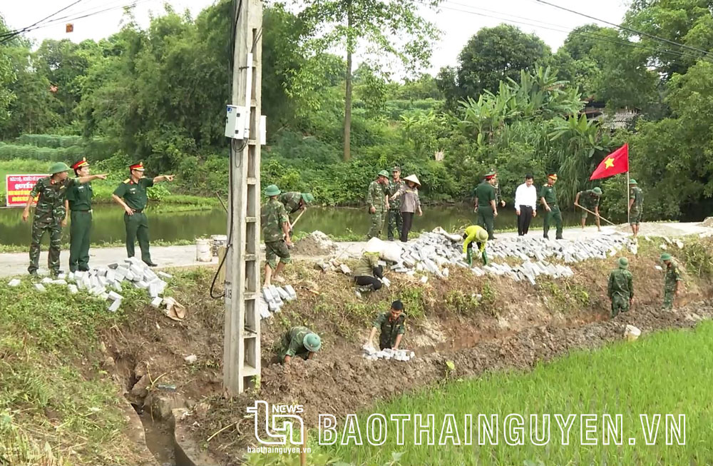  Cán bộ, chiến sĩ Trung đoàn 209 hành quân dã ngoại làm công tác dân vận tại xã Tân Quang (TP. Sông Công), tháng 7-2022.