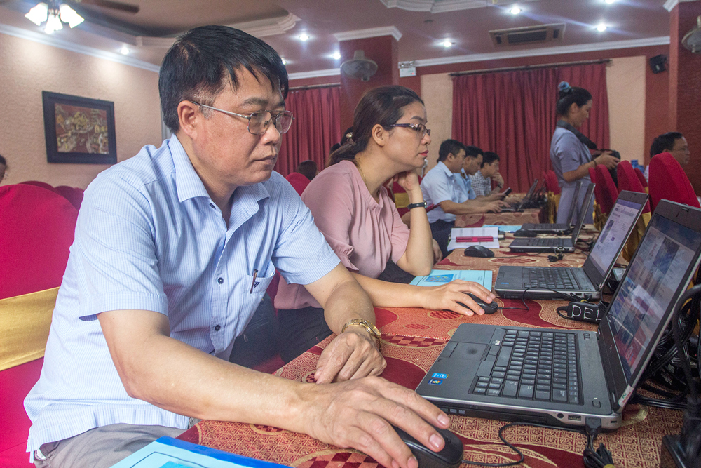 Đại biểu thực hành thiết lập các gian hàng thương mại điện tử trên Internet với sự hướng dẫn của Ban Tổ chức.