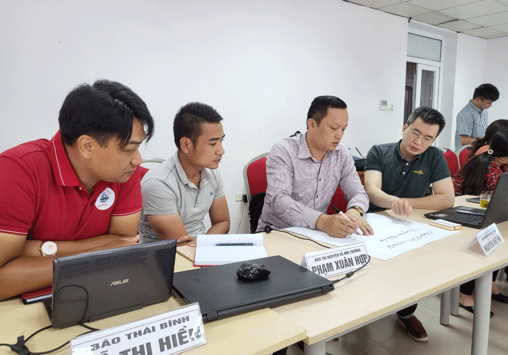  Các học viên tham gia thảo luận, thực hành tại khóa bồi dưỡng.