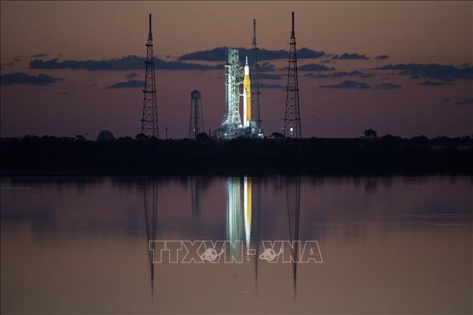  Hệ thống phóng không gian (SLS) mang theo tàu vũ trụ Orion tại bệ phóng 39B ở căn cứ Cape Canaveral, bang Florida (Mỹ) ngày 4/4/2022. Ảnh: AFP/TTXVN