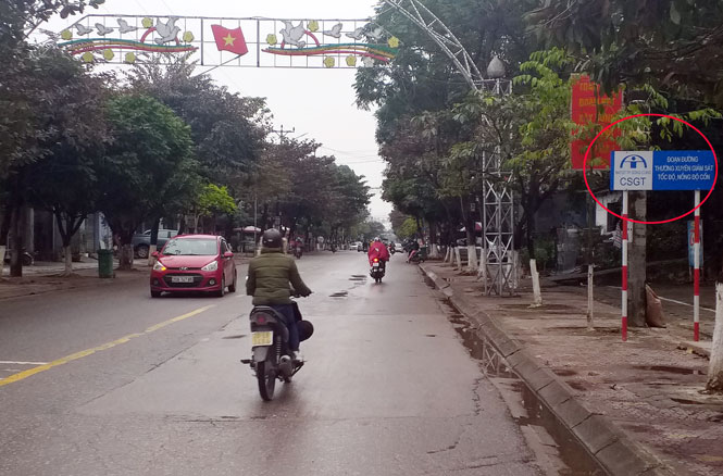  Ban An toàn giao thông T.P Sông Công vừa lắp đặt 12 biển báo “Đoạn đường thường xuyên giám sát tốc độ, nồng độ cồn” tại các đoạn đường cửa ngõ vào Thành phố. Trong ảnh: Biển báo “Đoạn đường thường xuyên giám sát tốc độ, nồng độ cồn” được lắp đặt trên tuyến đường Cách mạng tháng Tám.