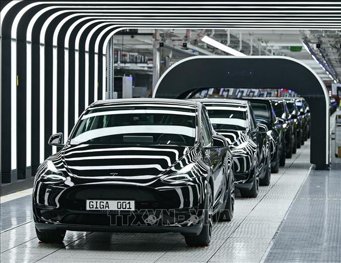 Sản phẩm xe ô tô điện tại nhà máy của Tesla ở Gruenheide, Berlin (Đức). Ảnh minh họa: AFP/TTXVN
