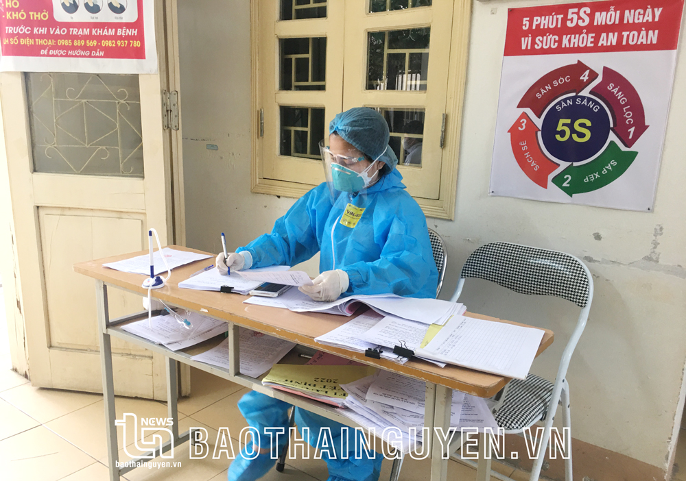  Cán bộ Y tế phường Quang Trung (TP. Thái Nguyên) làm thủ tục ra Quyết định cách ly tại nhà đối với những trường hợp có kết quả test nhanh dương tính với SARS-CoV-2.
