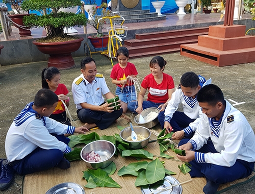 Quân dân xã đảo Sinh Tồn, huyện Trường Sa (tỉnh Khánh Hòa) gói bánh chưng Tết bằng lá bàng quả vuông.