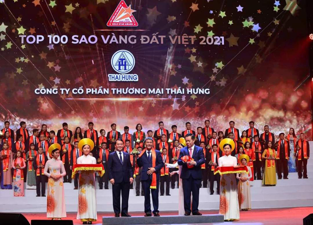  Đại diện Công ty CP Thương mại Thái Hưng nhận giải thưởng top 100 thương hiệu Sao vàng đất Việt.