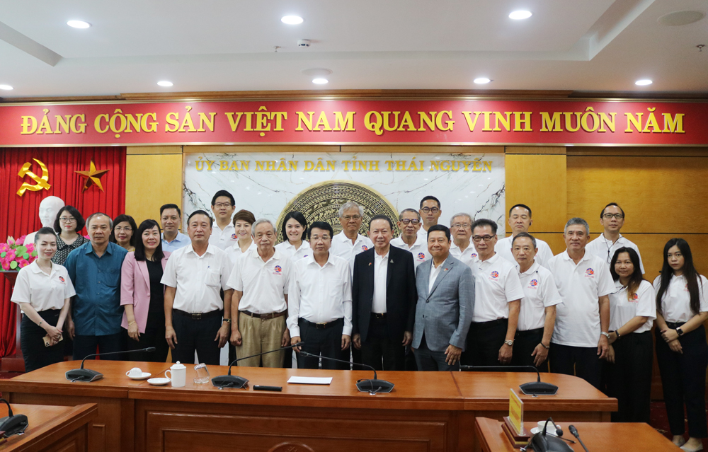 Thai Nguyen leaders, representatives of Departments, and branches take photographs as a souvenir with delegation members.