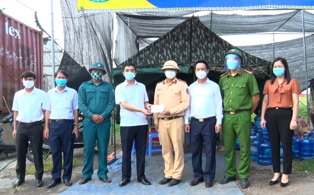  Đại diện lãnh đạo T.P Sông Công thăm, tặng quà động viên lực lượng làm nhiêm vụ tại chốt kiểm soát phòng, chống dịch COVID-19 thuộc tổ dân phố 3 Tân Sơn, phường Lương Sơn.