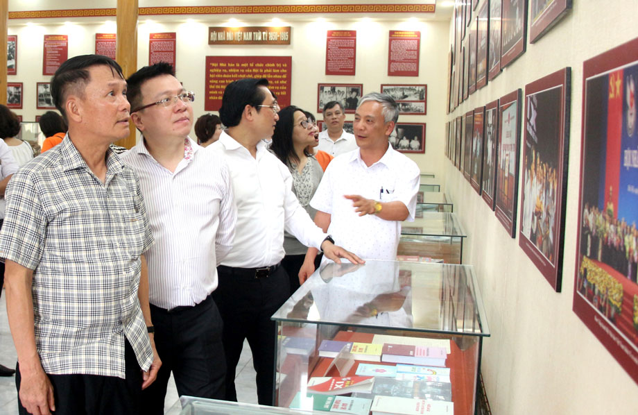  Đoàn đại biểu Hội Nhà báo Việt Nam thăm Nhà trưng bày tại Di tích lịch sử quốc gia nơi ra đời của Hội vào tháng 4-1950 ở xóm Roòng Khoa, xã Điềm Mặc (Định Hóa). Ảnh: T.L