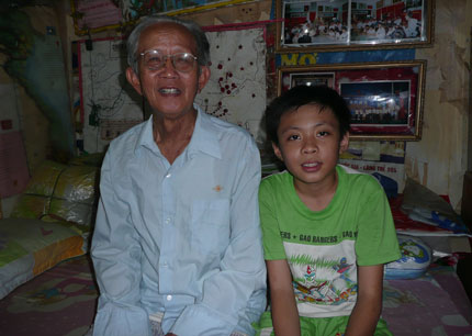  Cậu beacute; Hoagrave;ng Thacirc;n vagrave; người ocirc;ng nuocirc;i