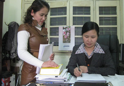  PGS.TS Lê Thị Thanh Nhàn trao đổi cùng đồng nghiệp về kỹ năng viết bài báo khoa học