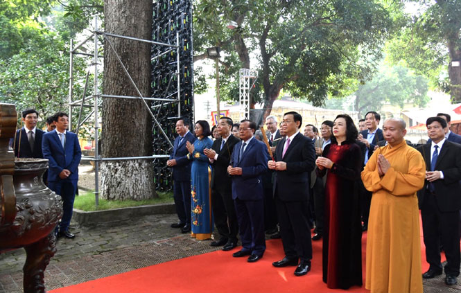  Các đồng chí lãnh đạo, nguyên lãnh đạo thành phố Hà Nội dâng hương tại Điện Kính Thiên.