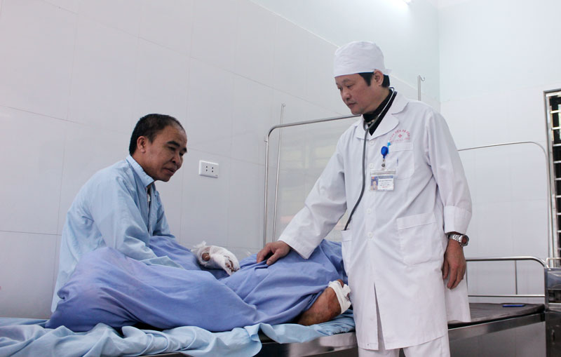  Bác sĩ chuyên khoa I Lê Quý Phương (Trung tâm Y tế huyện Võ Nhai) thăm khám, động viên bệnh nhân.