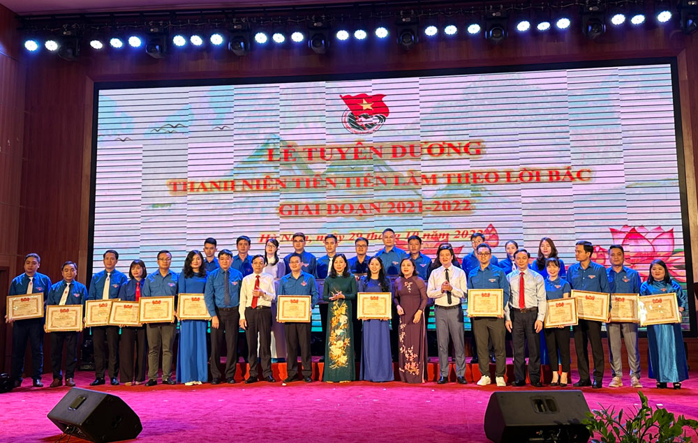  Đồng chí Đinh Thị Lụa, Phó Bí thư Thường trực Tỉnh ủy Hà Nam, tặng Bằng khen của Trung ương Đoàn cho các ĐVTN có thành tích xuất sắc.