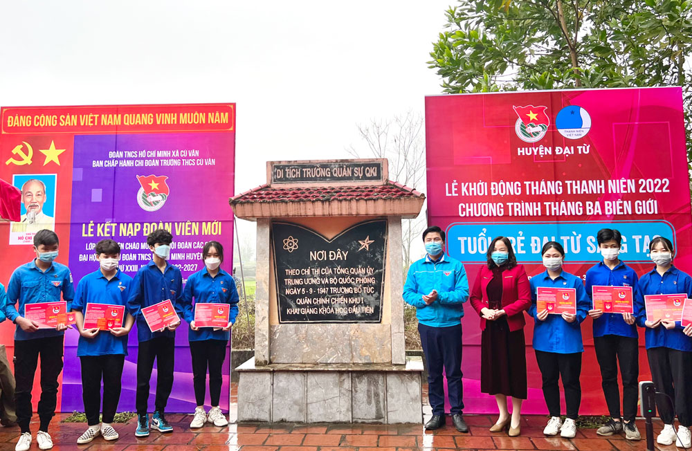  Huyện Đoàn Đại Từ trao chứng nhận cho công trình thanh niên tiêu biểu chào mừng đại hội Đoàn các cấp cho các đơn vị
