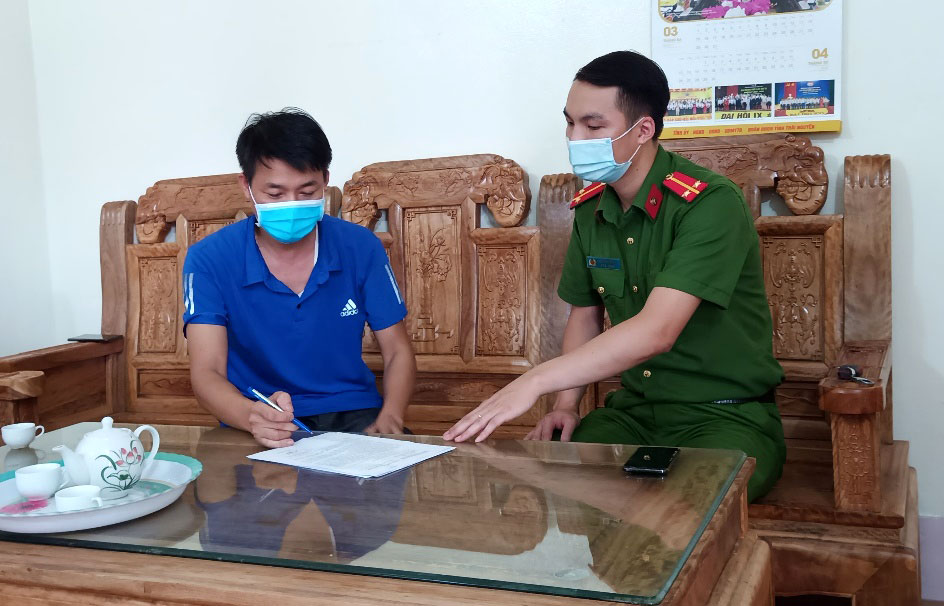  Công an xã Thanh Ninh trao đổi với đồng chí Bí thư chi bộ xóm Quán để nắm tình hình an ninh trật tự trên địa bàn.