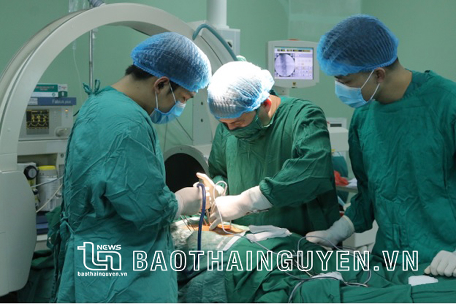  Bác sĩ Bệnh viện Trung ương Thái Nguyên thực hiện nẹp vít cột sống cho bệnh nhân.