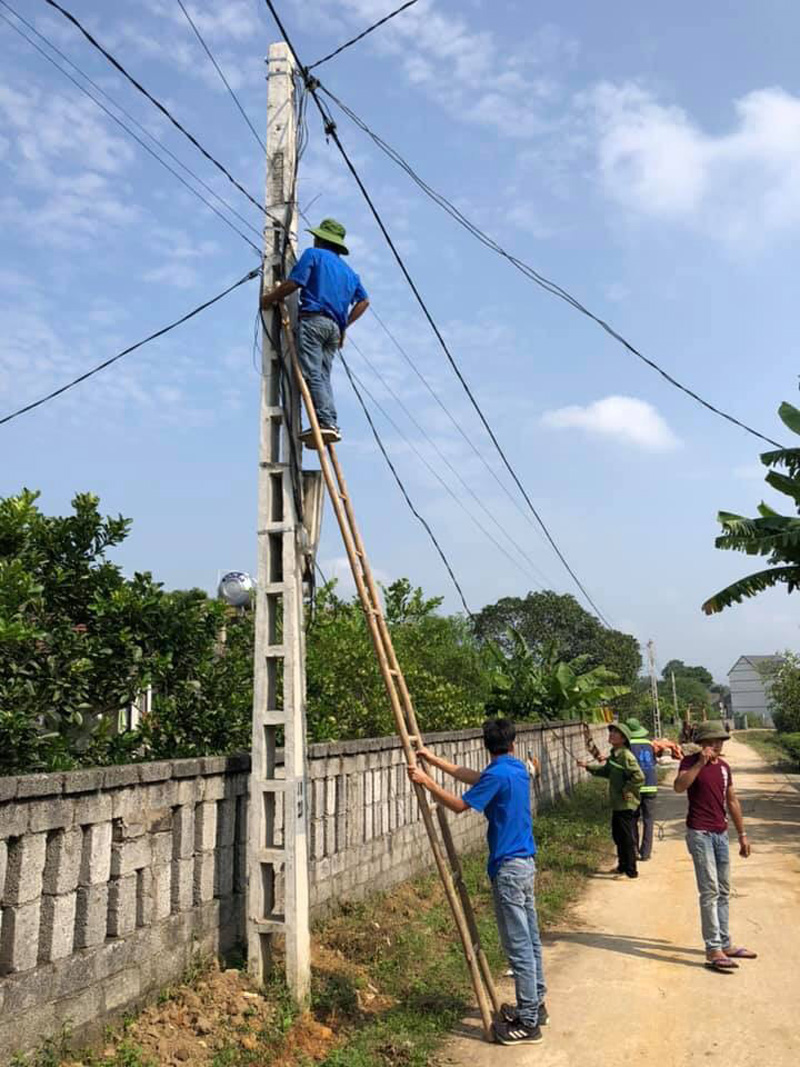   Thi công “Tuyến đường thắp sáng làng quê” tại xóm La Lương, xã Hoàng Nông.