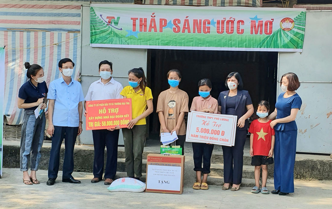  Đại diện các tổ chức, doanh nghiệp, nhà hảo tâm hỗ trợ cho gia đình bà Mông Thị Dung.